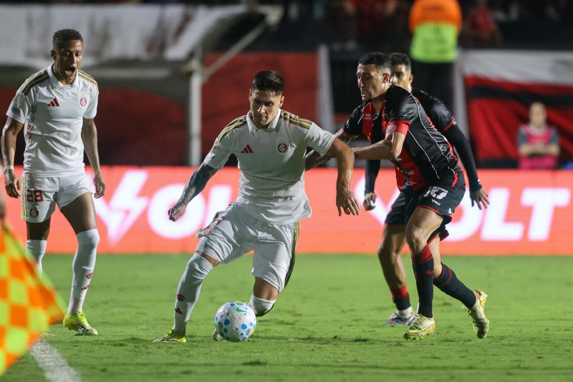 Com embalo da torcida, Vit&oacute;ria bate Internacional e ganha f&ocirc;lego no Brasileir&atilde;o