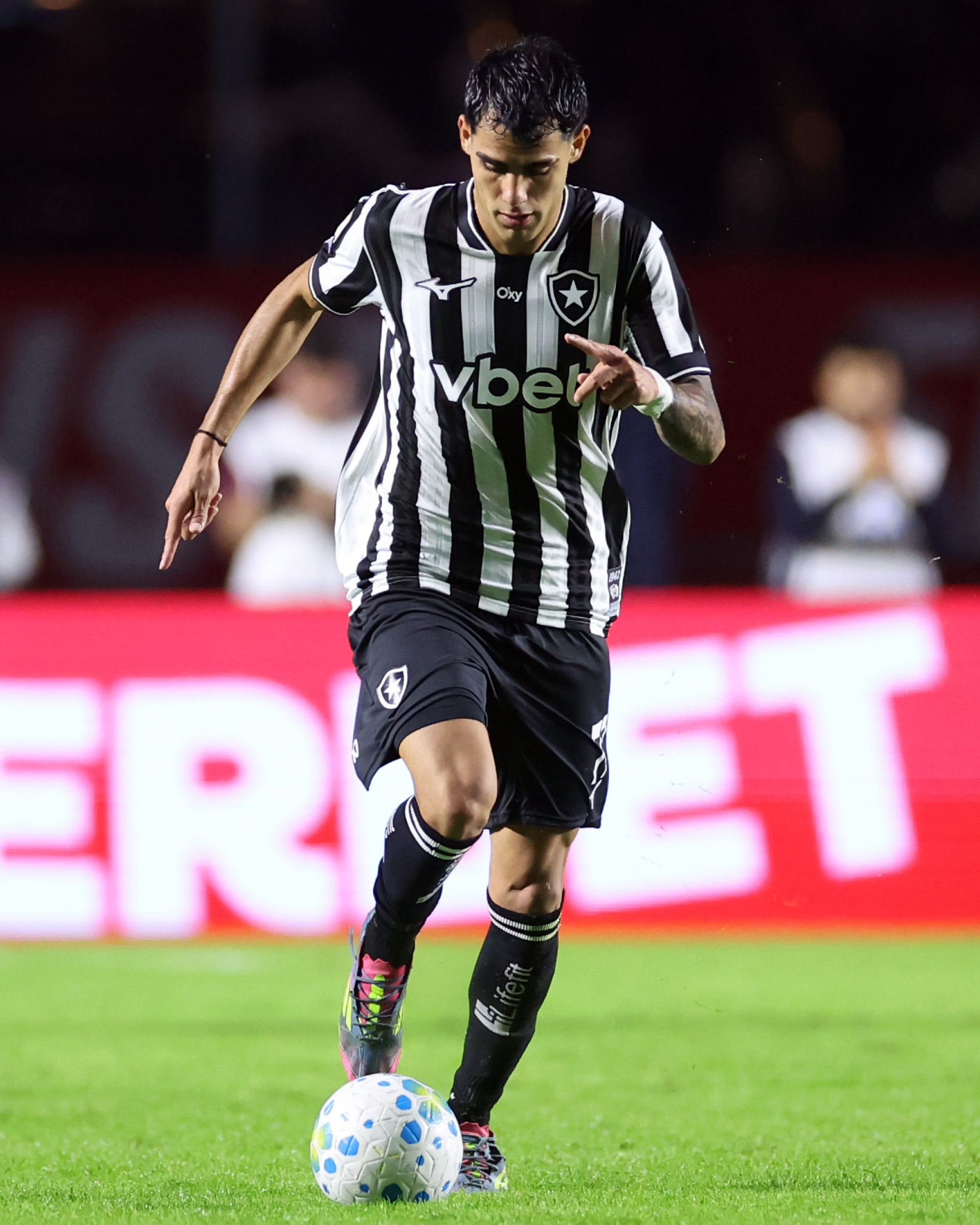 Villalba conduz a bola no Morumbis - Vitor Silva / Botafogo