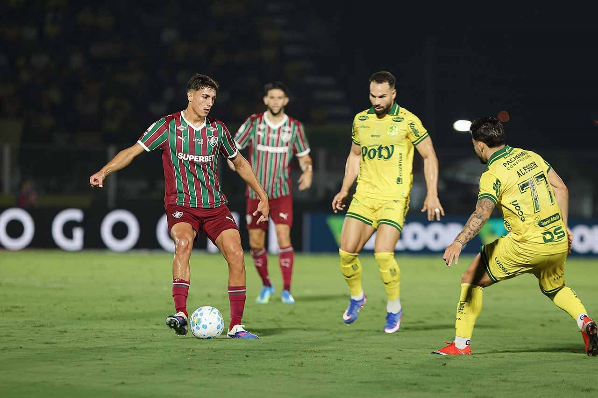 Fluminense fica na bronca com arbitragem, e Samuel Xavier reclama
