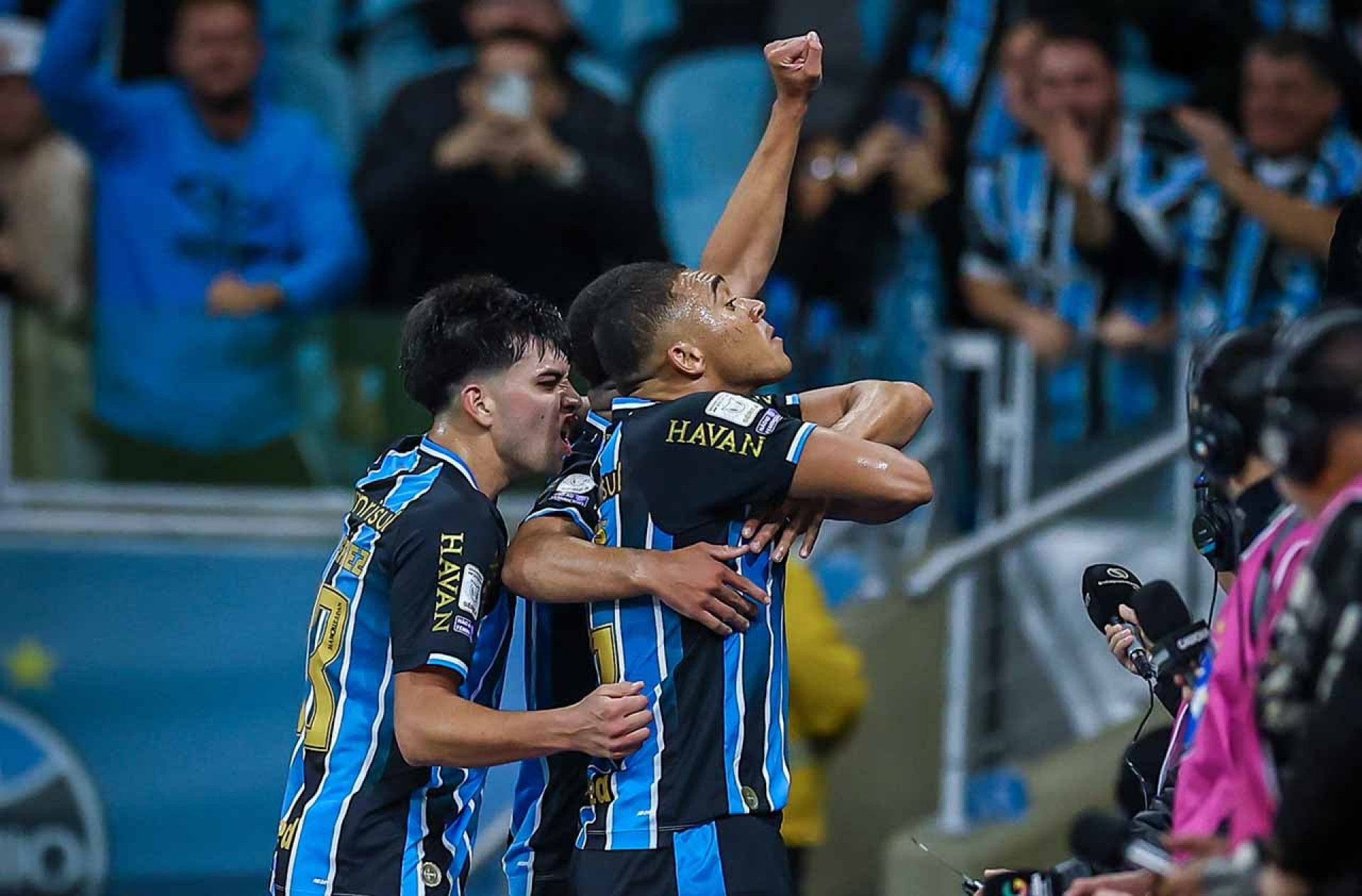 De virada, Gr&ecirc;mio bate o Santos na Arena e respira no Brasileir&atilde;o
