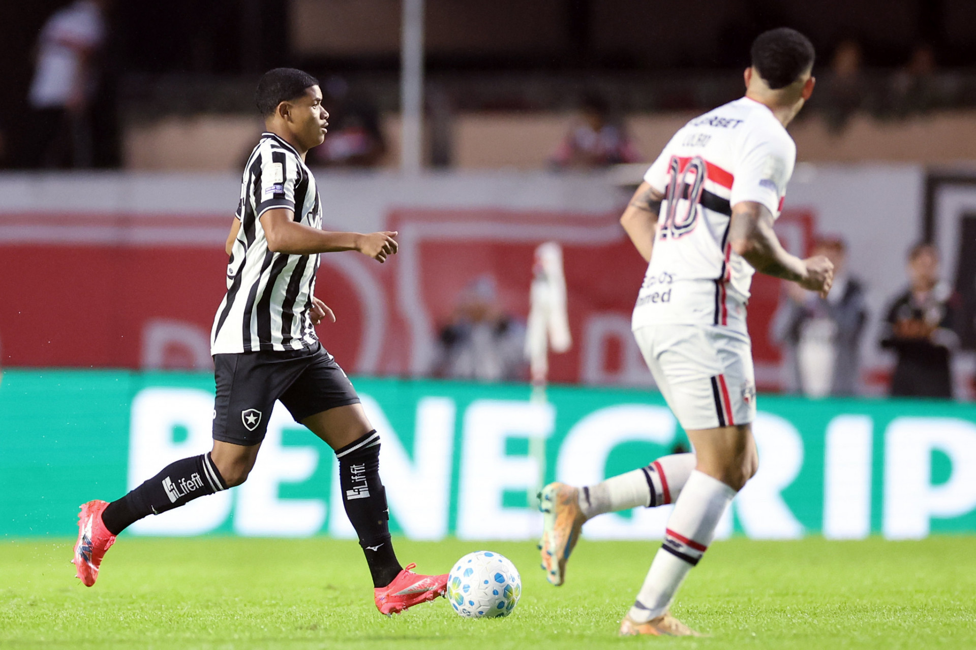 Huguinho é marcado de perto por Luciano - Vítor Silva / Botafogo