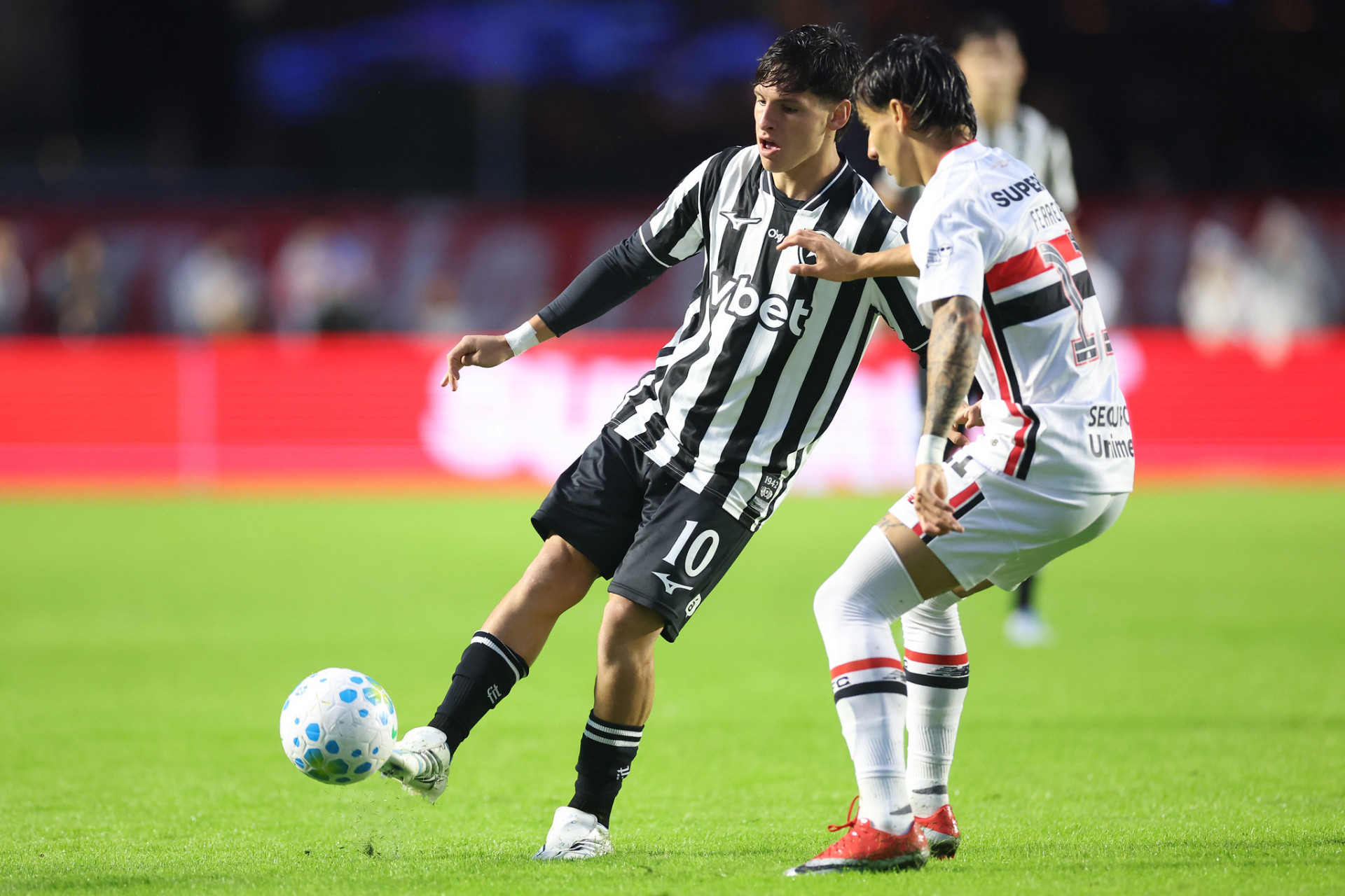 Montoro tenta passe durante a partida contra o São Paulo - Vítor Silva / Botafogo