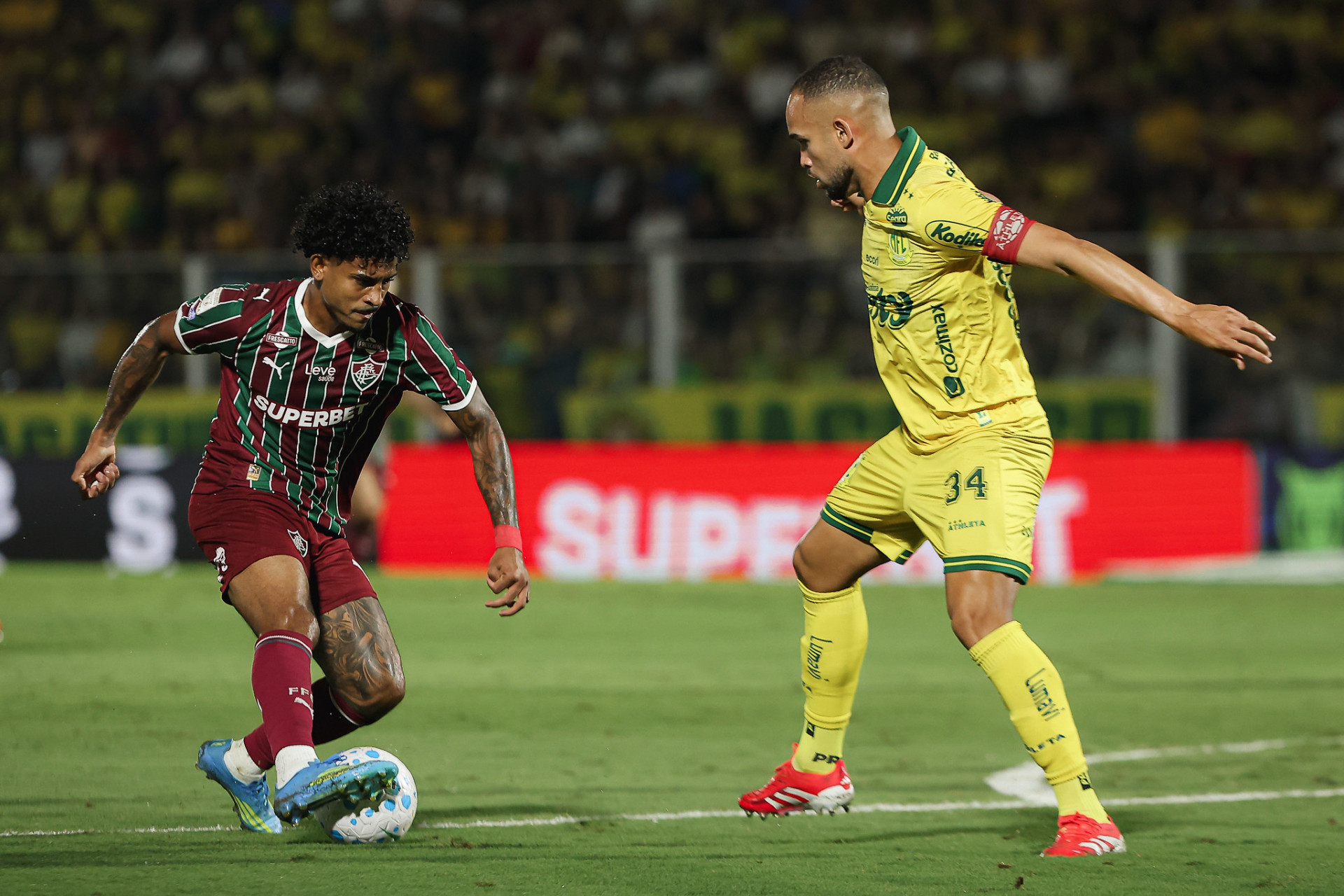 John Kennedy é marcado por João Victor - Lucas Merçon / Fluminense
