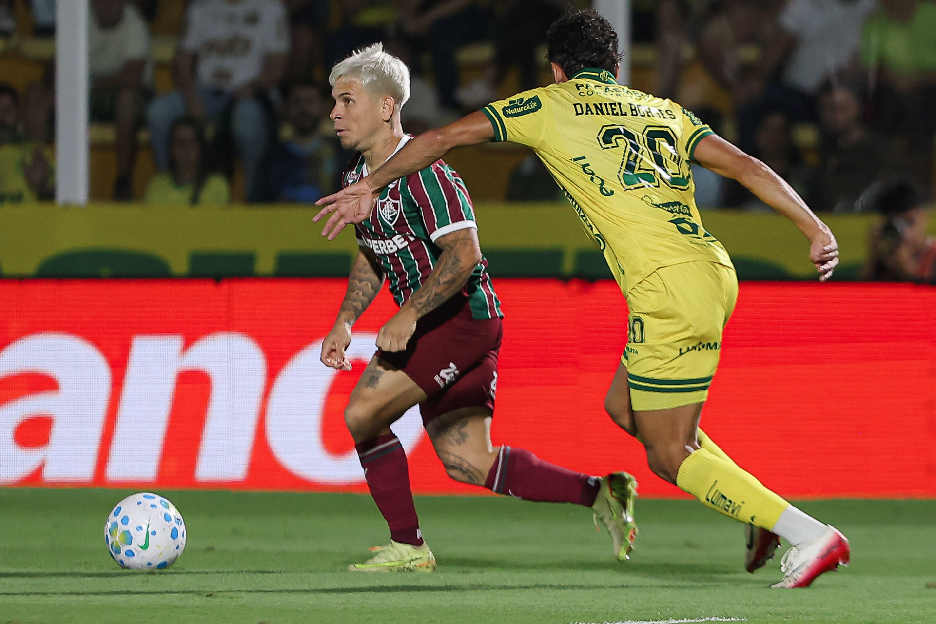 Soteldo é marcado por Daniel Borges - Lucas Merçon / Fluminense