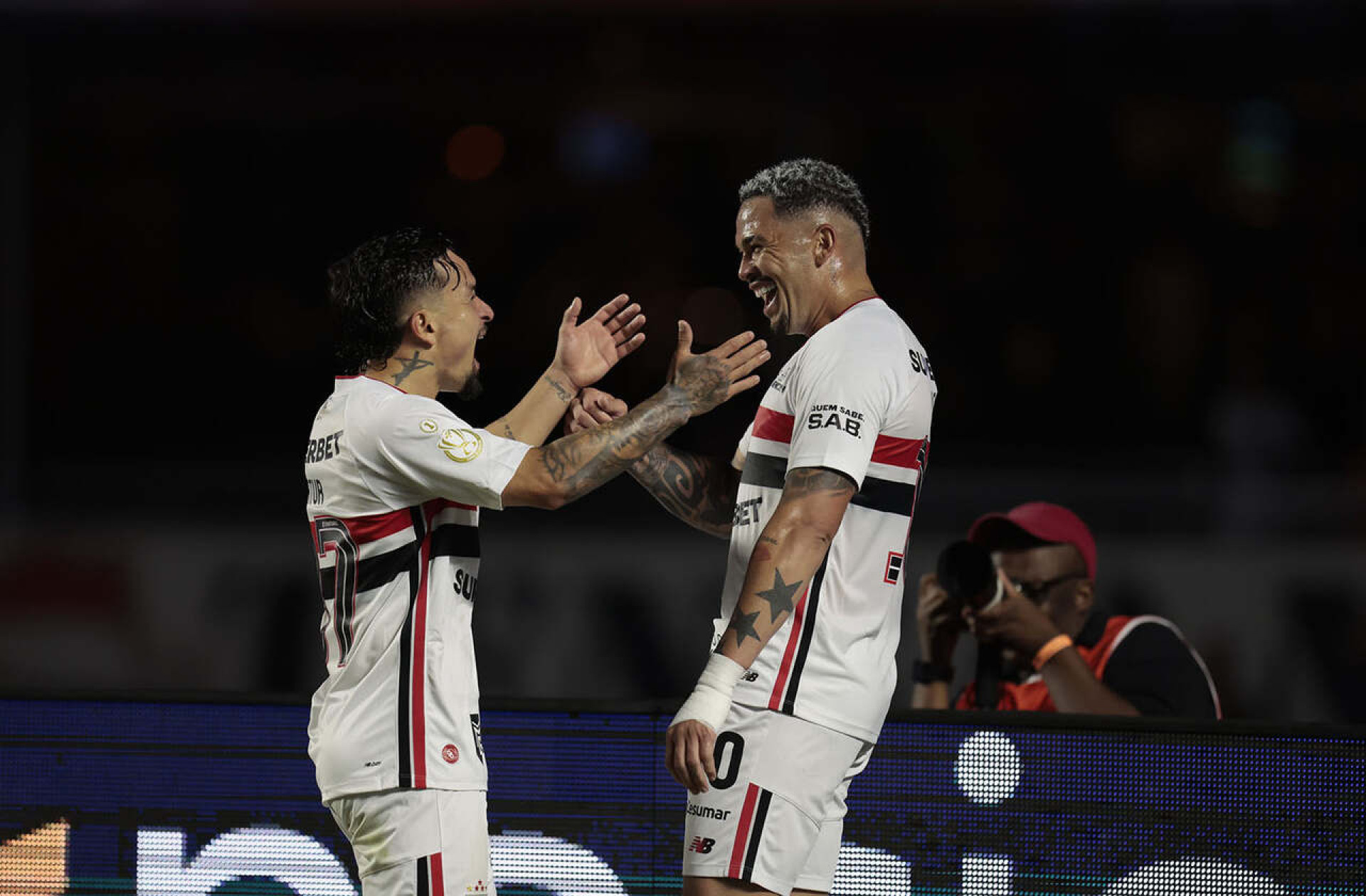 Luciano se torna o segundo maior artilheiro do S&atilde;o Paulo no s&eacute;culo