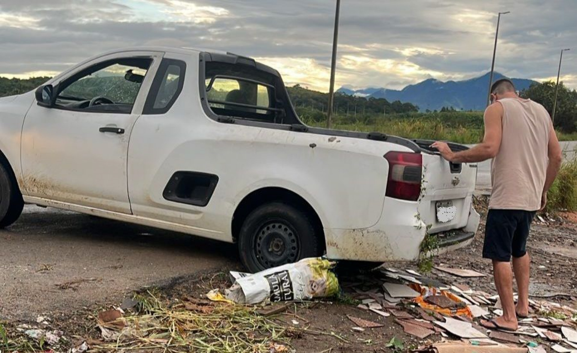 Descarte ilegal às margens de rio termina com veículo apreendido em Rio das Ostras
