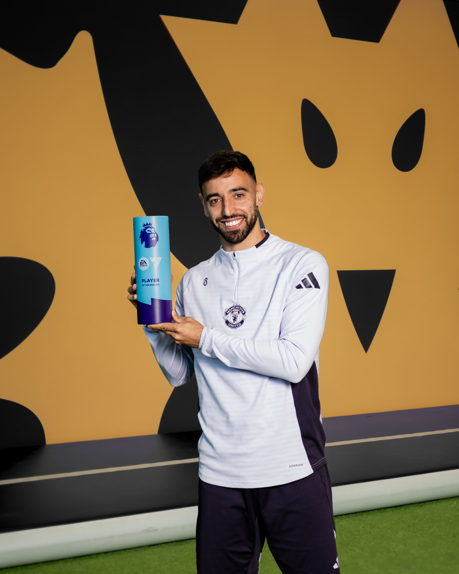 Recordista de assistências, Bruno Fernandes é eleito melhor jogador da Premier League