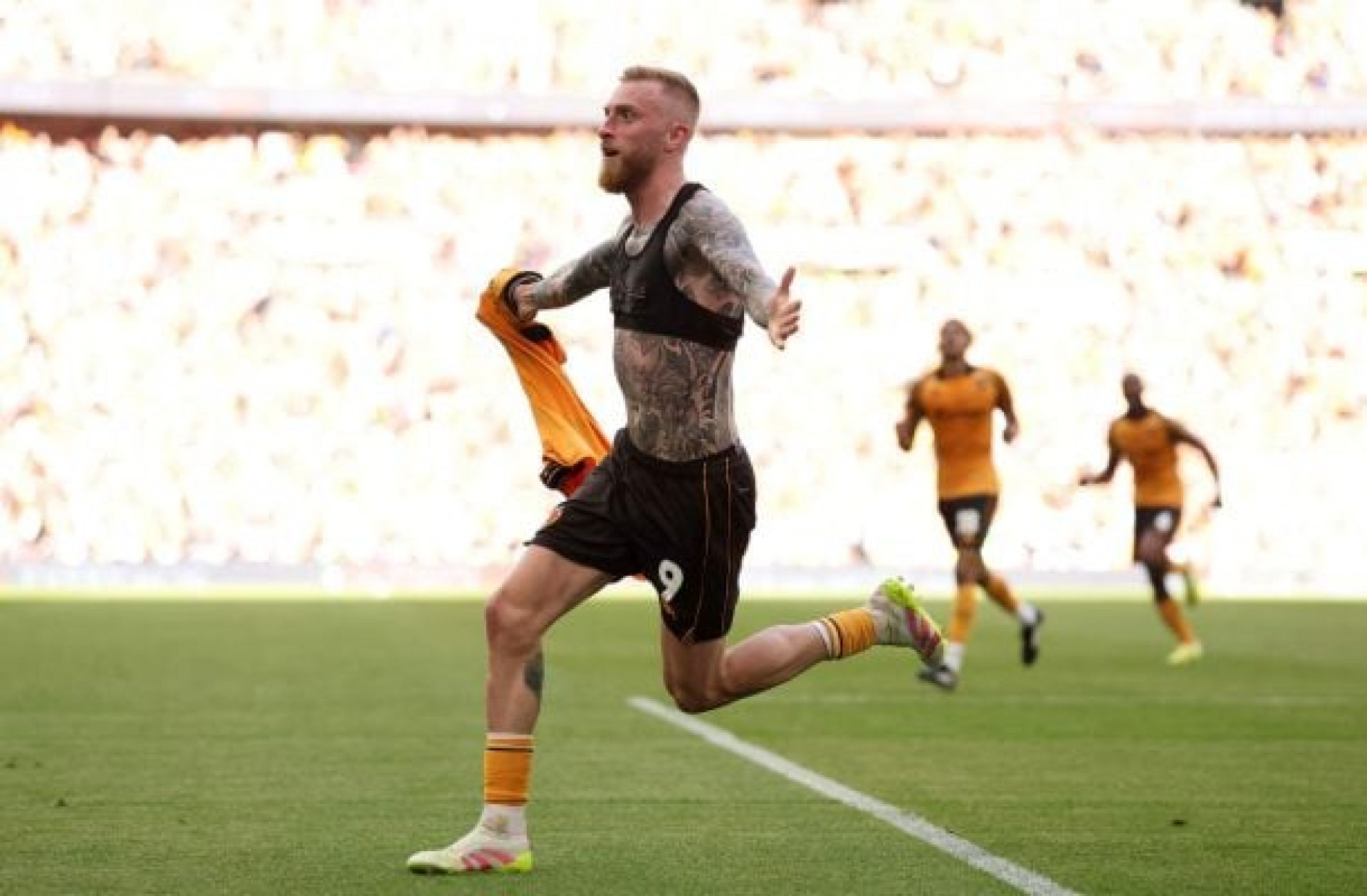 Hull City vence o ‘jogo do bilh&atilde;o’ e volta a Premier League