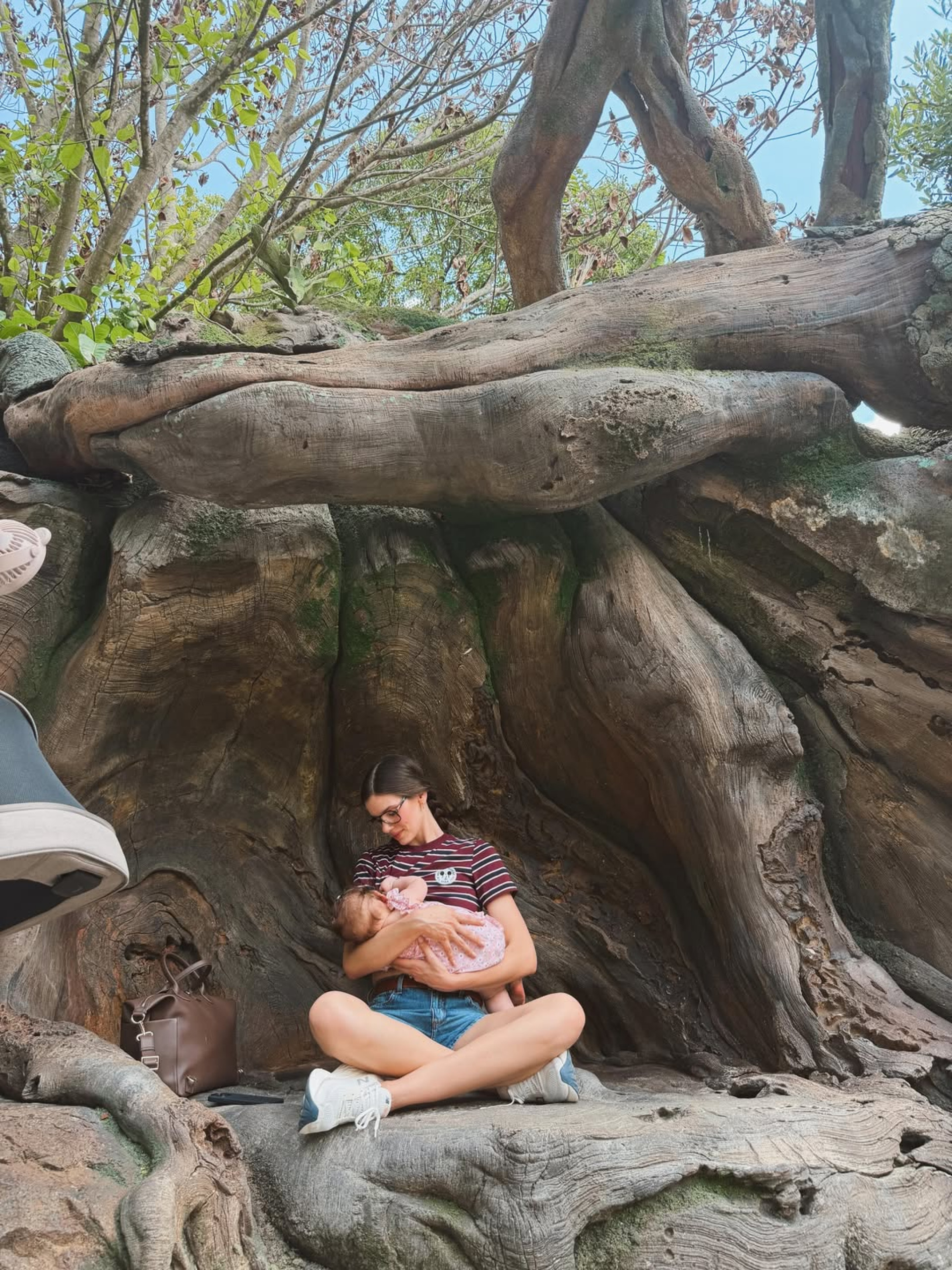 Camila Queiroz em parque de Orlando com a filha - Reprodução / Instagram