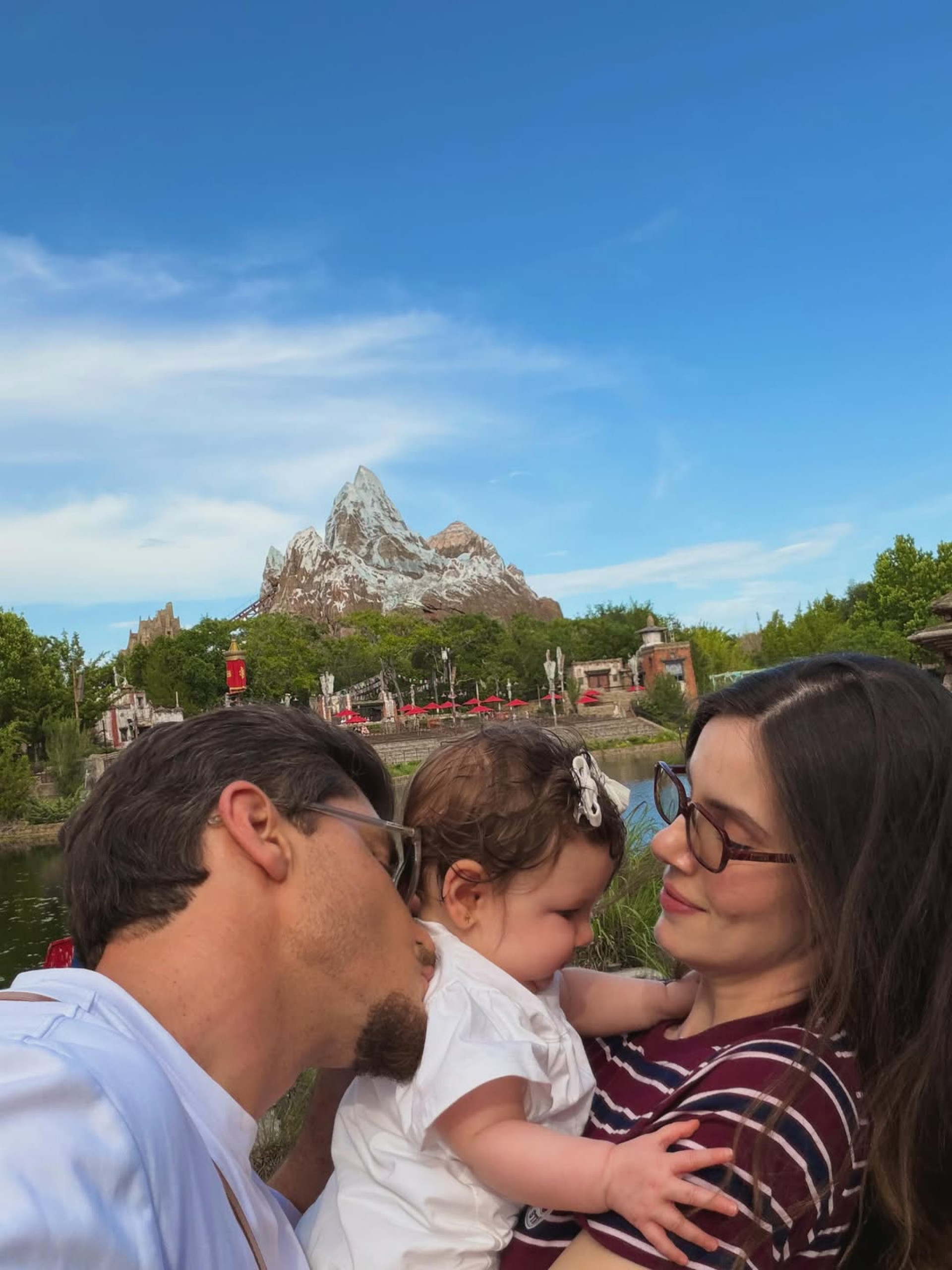 Camila Queiroz e kleber Toledo em parque de Orlando com a filha - Reprodução / Instagram