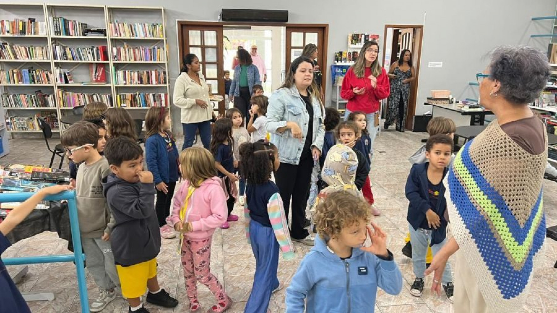 Teatro e biblioteca viraram cenário de descoberta para crianças em Rio das Ostras