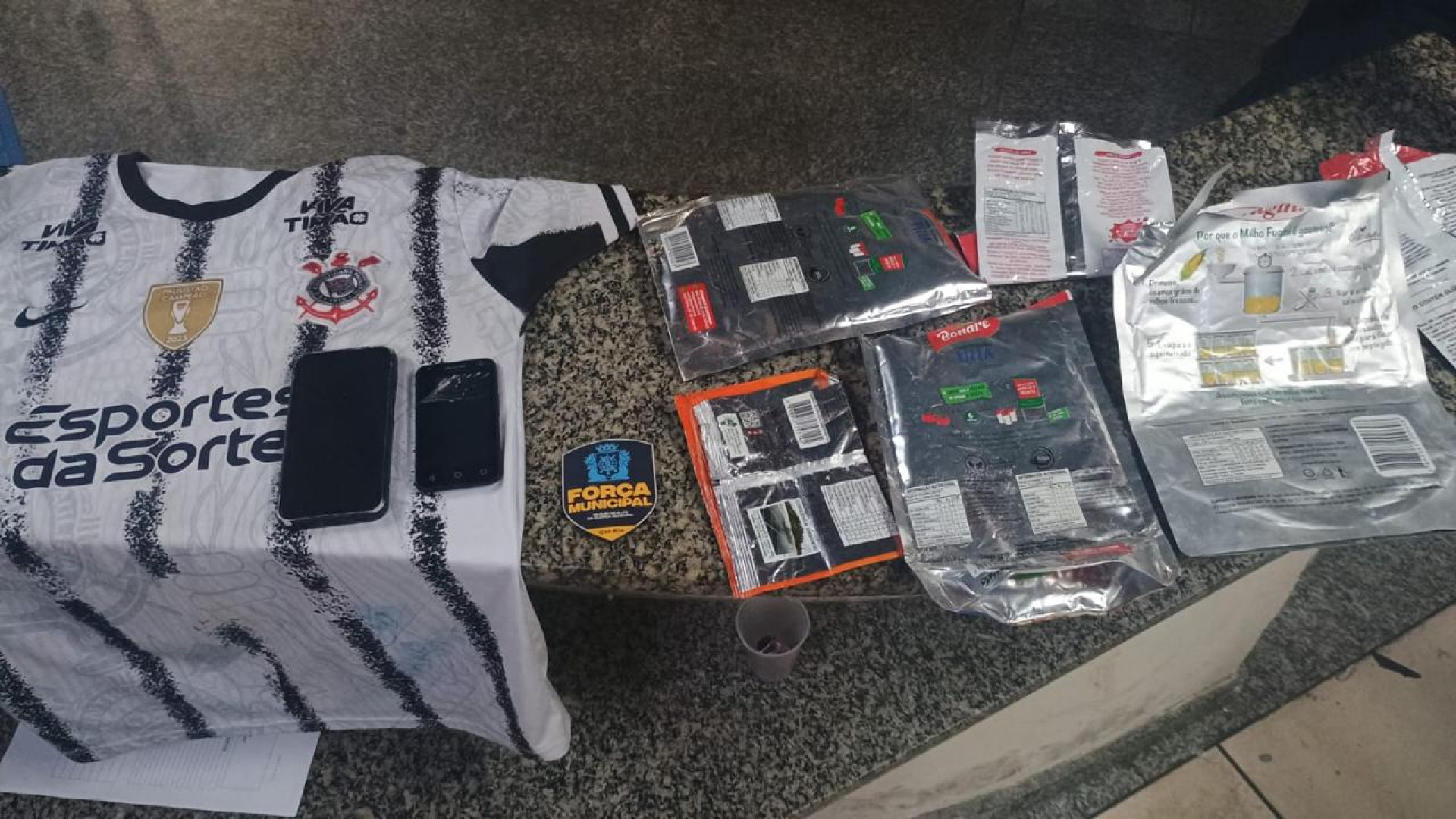 Celular furtado e roupas usadas no crime foram apreendidos - Divulgação/Força Municipal