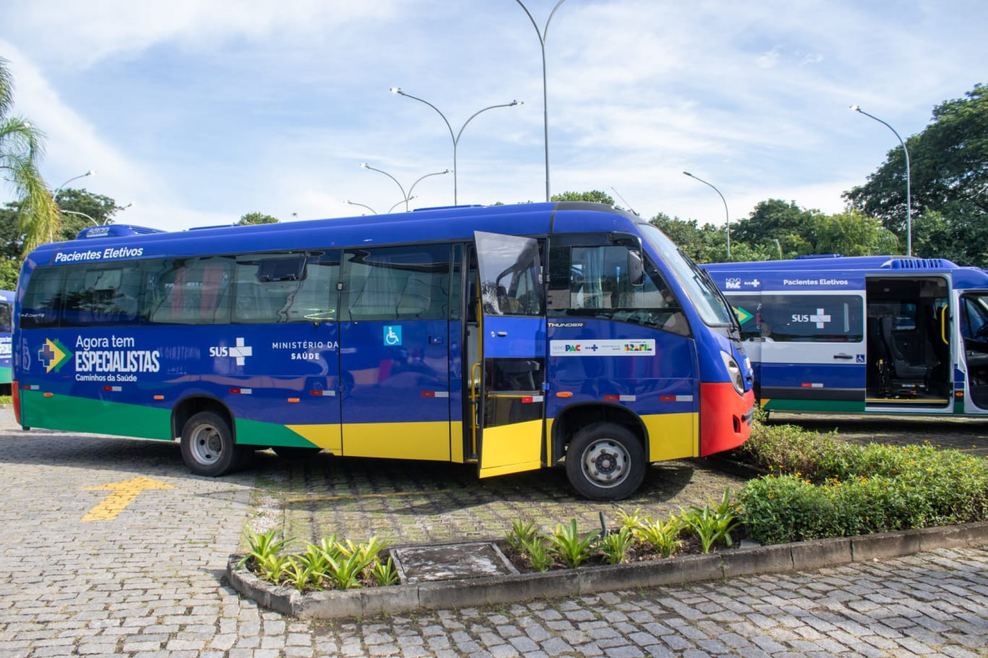 Entrega de veículos para transporte de paciente - Érica Martin/Agência O DIA