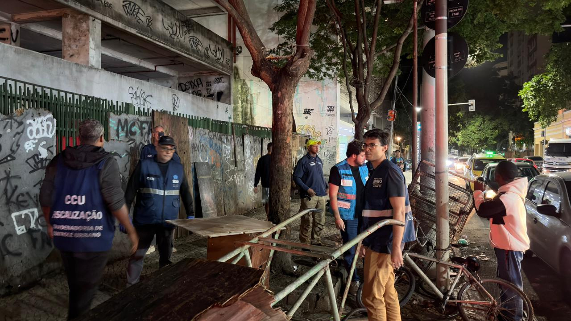 Ação noturna em Ipanema recolheu uma tonelada de entulho e apreende estruturas nas calçadas
 - Jonas Monteiro/Subprefeitura da Zona Sul
