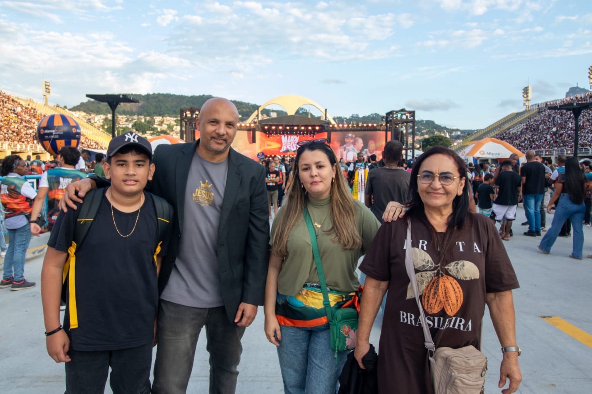 Anny Caroline foi ao evento acompanhada da sogra, Regina Vieira, além do marido, do filho e do padrasto - Érica Martin/Agência O Dia