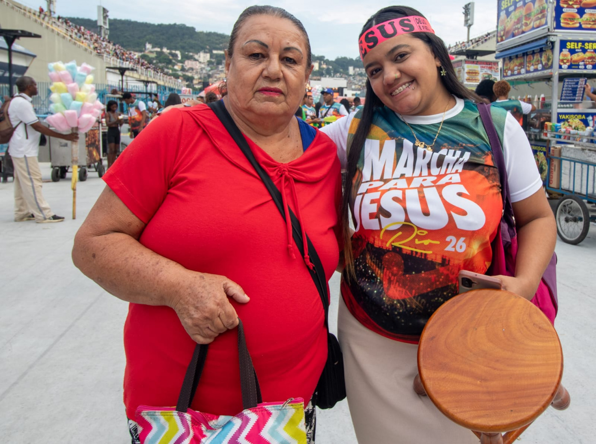 A cuidadora de idosos Alessandra Santos, de 28 anos, ao lado da sogra na 19ª edição Marcha para Jesus - Érica Martin/Agência O Dia