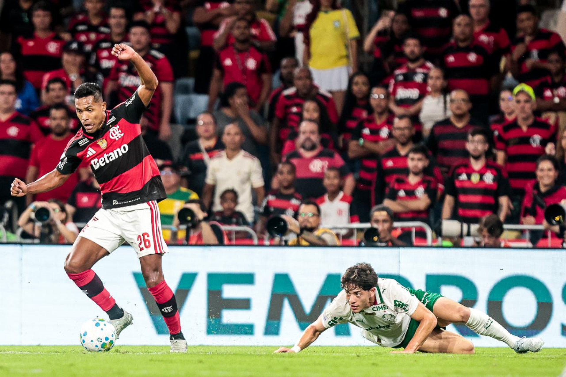 Alex Sandro domina a bola - Gilvan de Souza / Flamengo