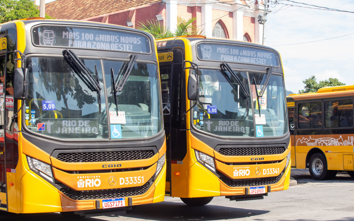 O prefeito do Rio de Janeiro Eduardo Cavalieri apresenta 100 novos &ocirc;nibus que passam a refor&ccedil;ar a opera&ccedil;&atilde;o na Zona Oeste na manh&atilde; deste domingo (24).