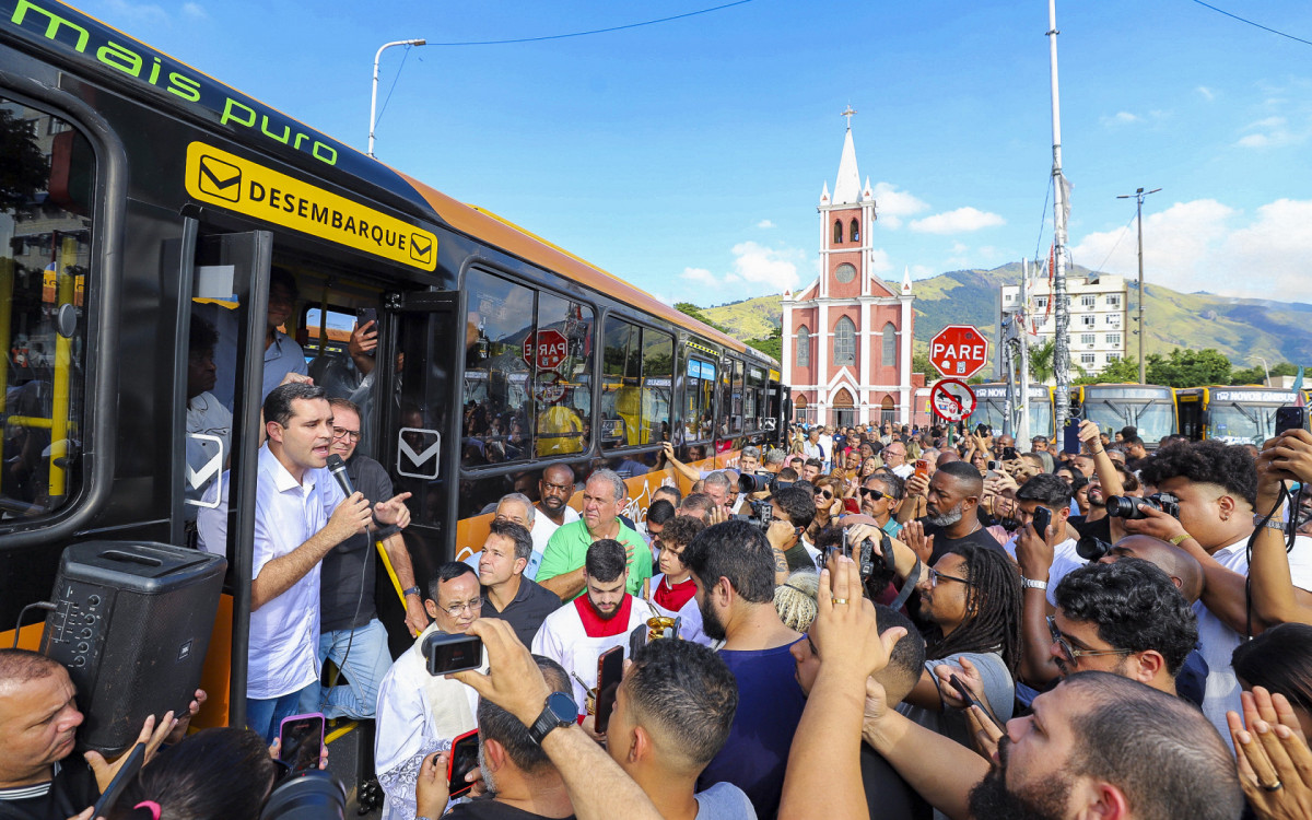 Prefeito Eduardo Cavaliere acompanhou a chegada da nova frota de &ocirc;nibus na Zona Oeste