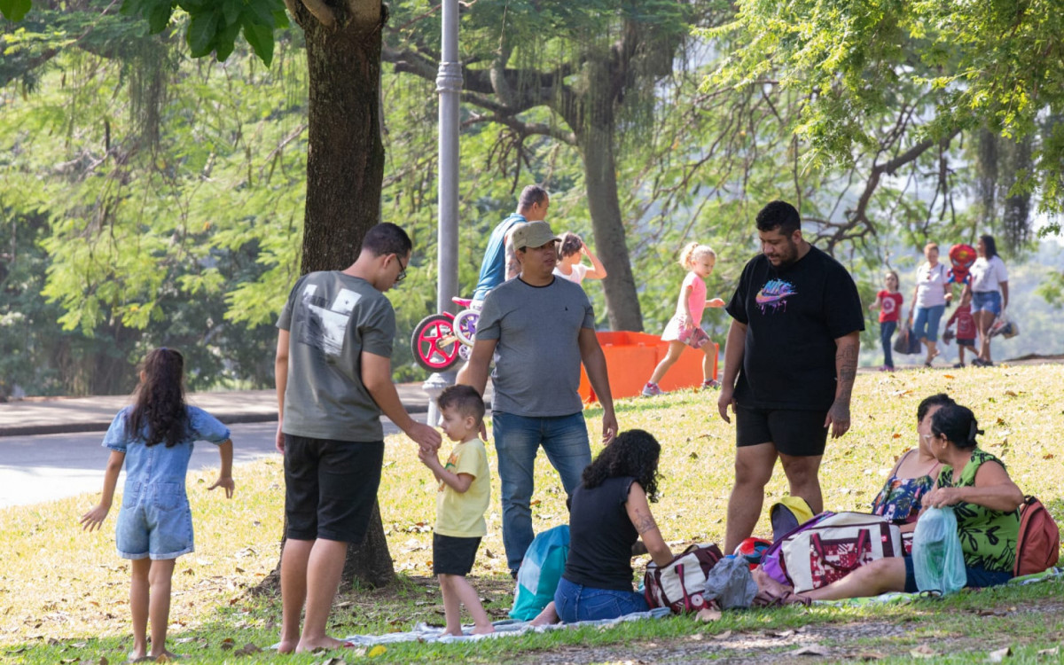Fam&iacute;lias e grupo de amigos tomaram conta da Quinta da Boa Vista neste domingo (24)
