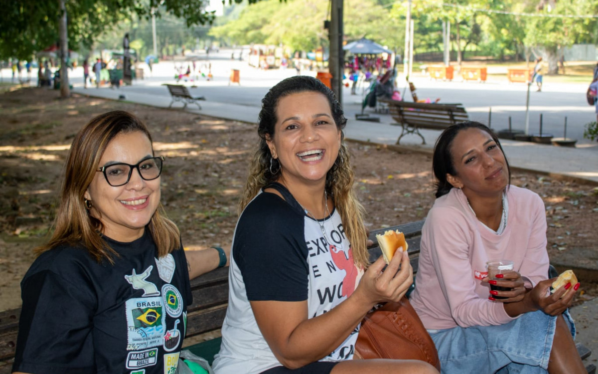 Eliane Bernardo (de camisa branca) curtindo o domingo com as amigas