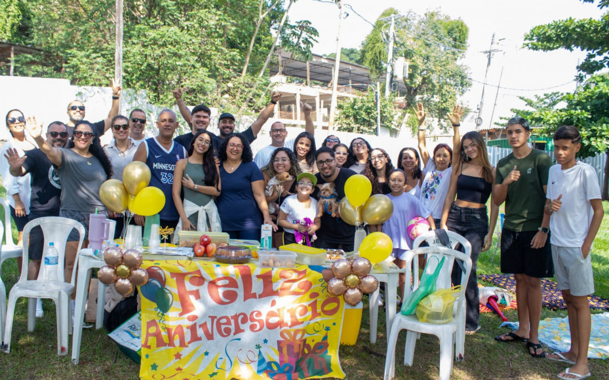 Rebeca Pimenta (com o cachorro) no anivers&aacute;rio da prima na Quinta da Boa Vista