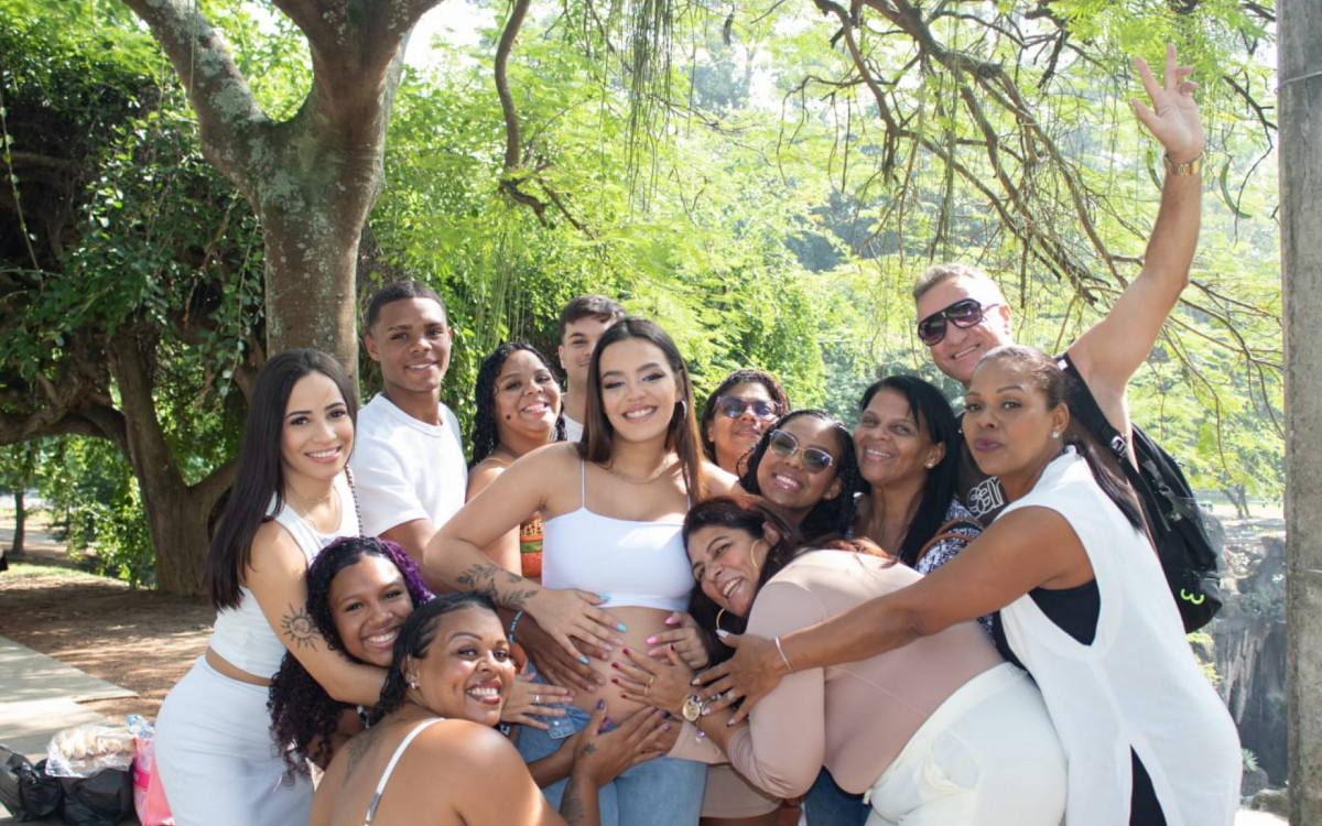 Raquel Magalh&atilde;es est&aacute; gr&aacute;vida e escolheu fazer o ch&aacute; revela&ccedil;&atilde;o na Quinta da Boa Vista