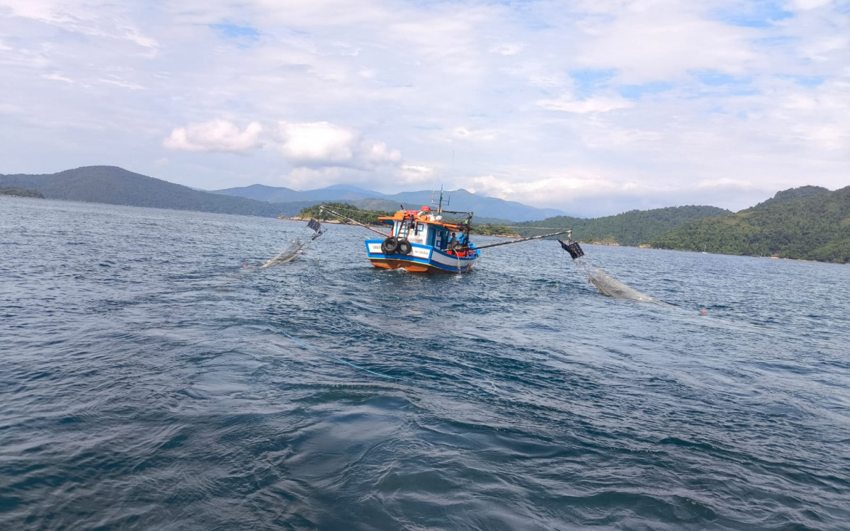 Barco apreendido pela Polícia Ambiental realizava pesca predatória