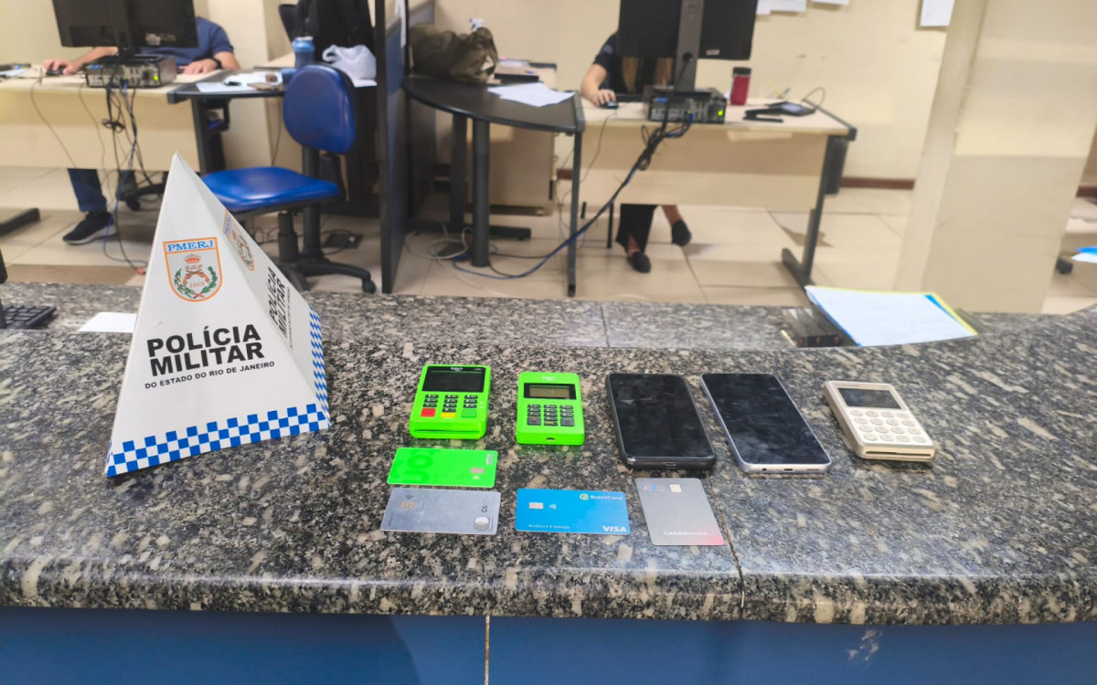 Com o taxista foram apreendidos celulares, cartões e maquininhas de cartão 