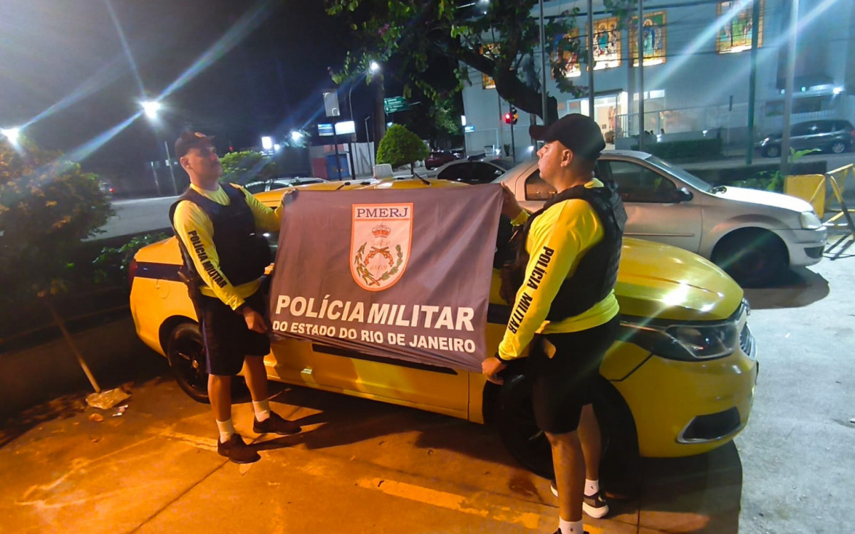 Policiais do 19º BPM (Copacabana) prenderam um taxista em flagrante na noite de sábado (23)