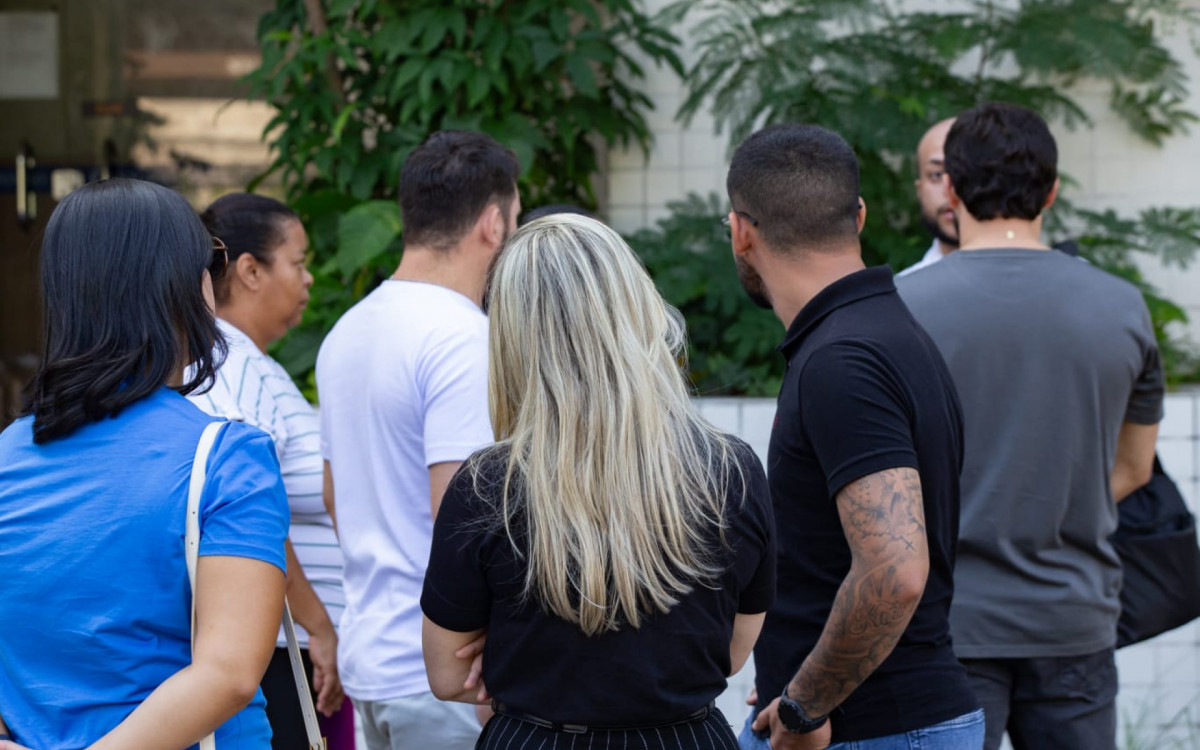 Familiares de Ciene Pires de Paulo no Instituto M&eacute;dico Legal (IML) do Centro