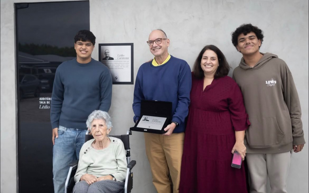 Jornalista Lédio Carmona ao lado da família, durante a homenagem feita pelo Vasco