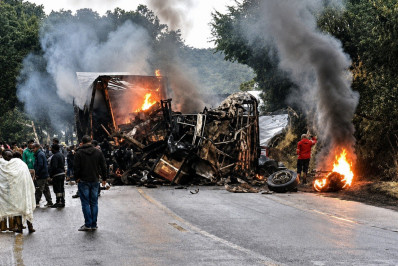 Acidente entre ônibus e carreta seguido de incêndio deixa ao menos oito mortos em Minas Gerais