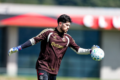 Flamengo mantém confiança em Rossi depois de nova falha: 'Nosso melhor goleiro'