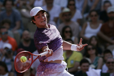 João Fonseca sofre no início, mas bate francês e avança em Roland Garros