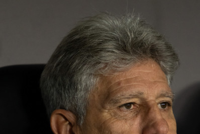 Vasco é multado pelo STJD após objetos arremessados em Renato Gaúcho