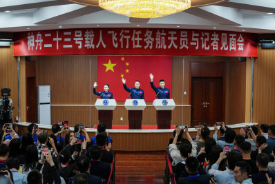 China lança missão histórica com astronauta que passará um ano no espaço