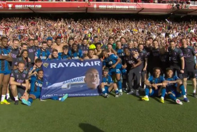 Bournemouth celebra classificação para Liga Europa com bandeira com rosto de Rayan