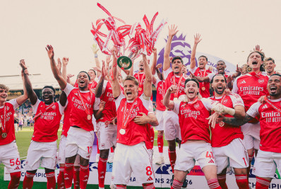 Arsenal encerra campanha com vitória e celebra título inglês com a taça