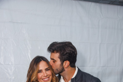 Wanessa Camargo ganha carinho do namorado em show
