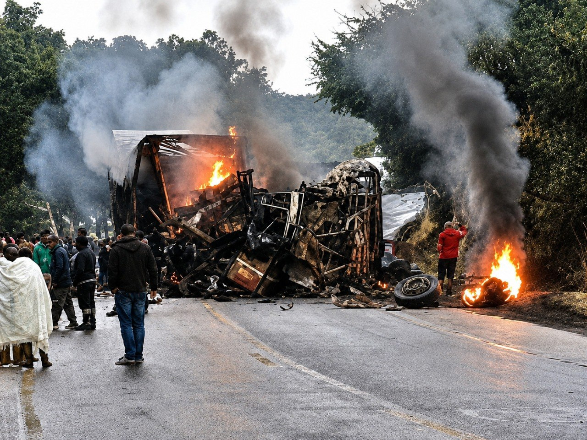 Acidente entre caminhão e ônibus seguido de incêndio deixou várias vítimas na BR-251, em MG - Divulgação / CBMMG