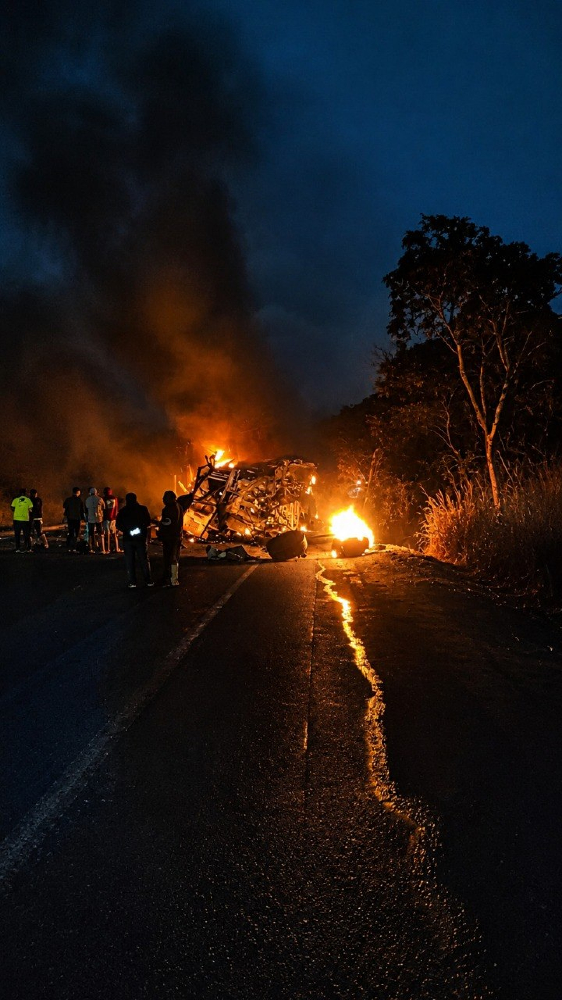 Acidente entre caminhão e ônibus seguido de incêndio deixou várias vítimas na BR-251, em MG - Divulgação / CBMMG