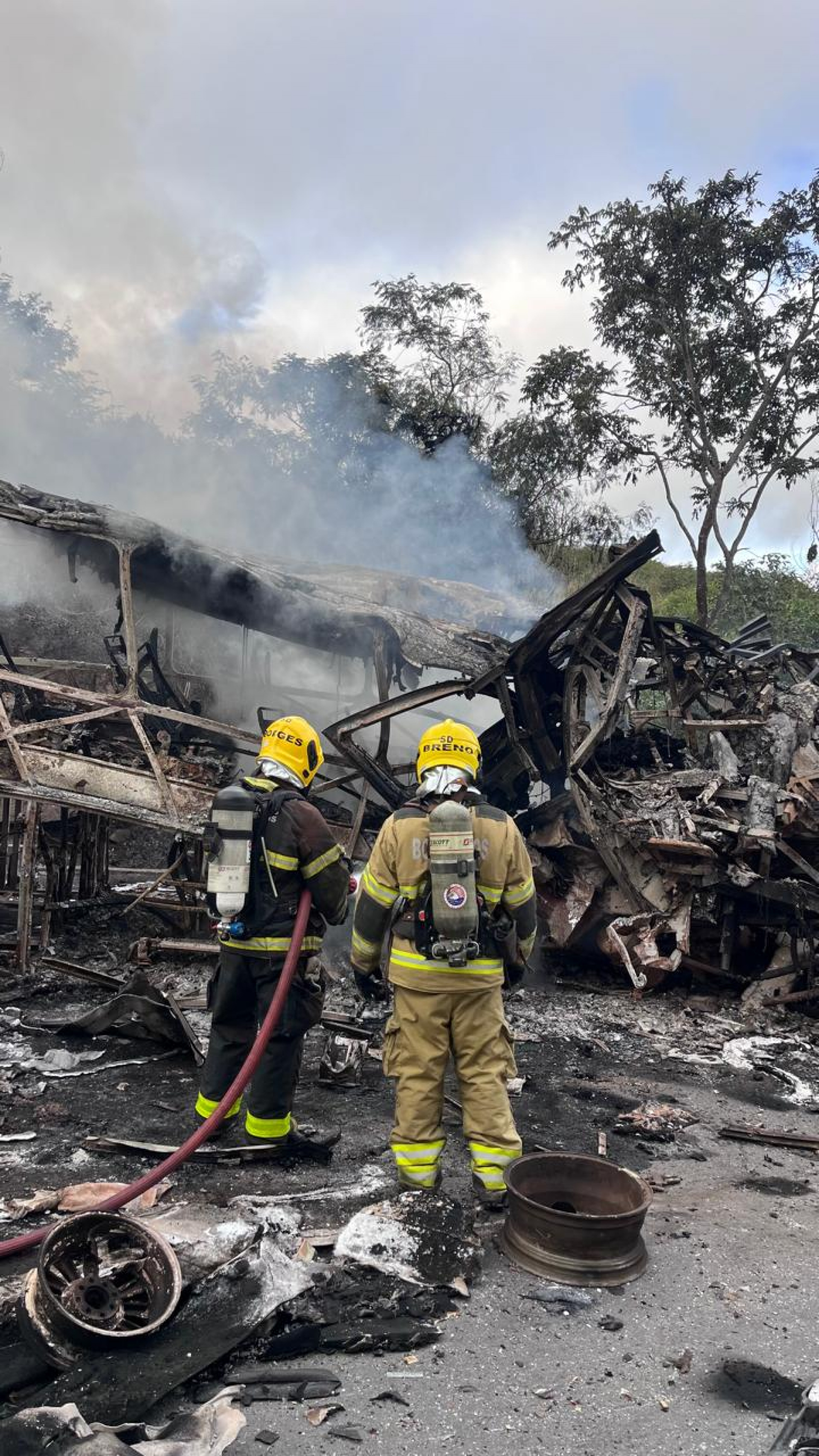 Acidente entre caminhão e ônibus seguido de incêndio deixou várias vítimas na BR-251, em MG - Divulgação / CBMMG