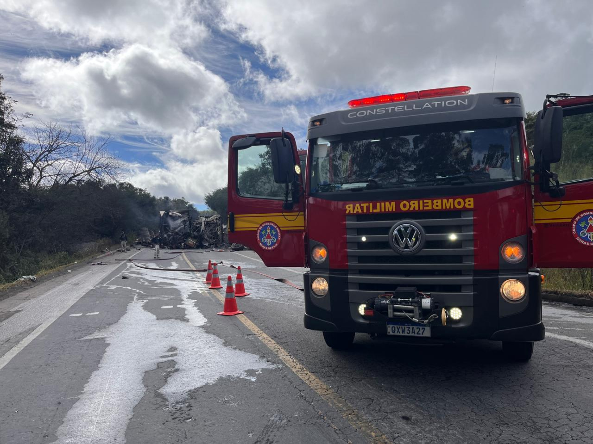 Acidente entre caminhão e ônibus seguido de incêndio deixou várias vítimas na BR-251, em MG - Divulgação / CBMMG