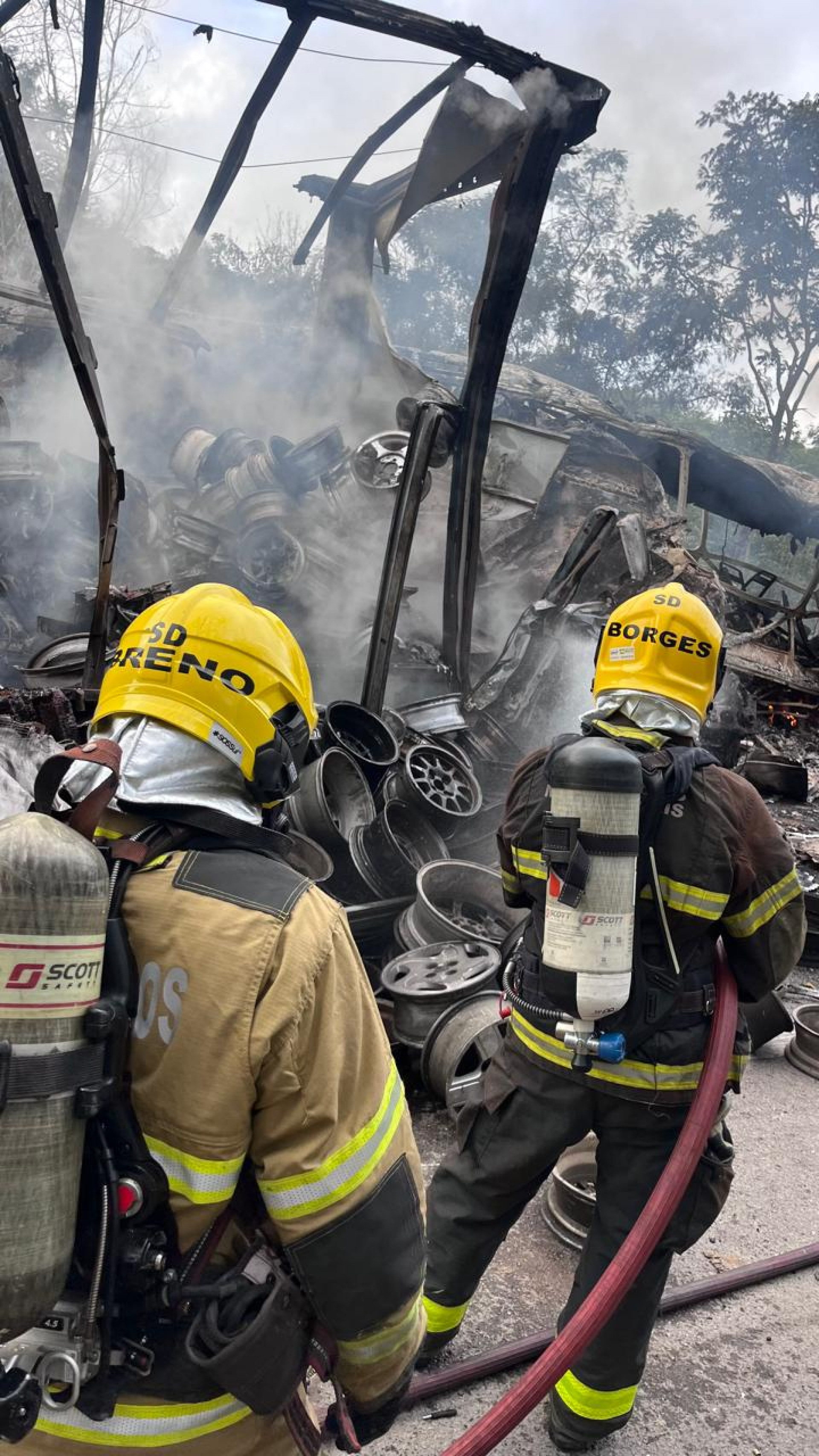 Acidente entre caminhão e ônibus seguido de incêndio deixou várias vítimas na BR-251, em MG - Divulgação / CBMMG