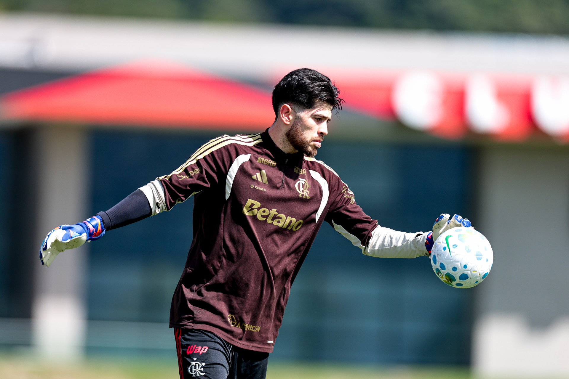 Flamengo mantém confiança em Rossi depois de nova falha: 'Nosso melhor goleiro'