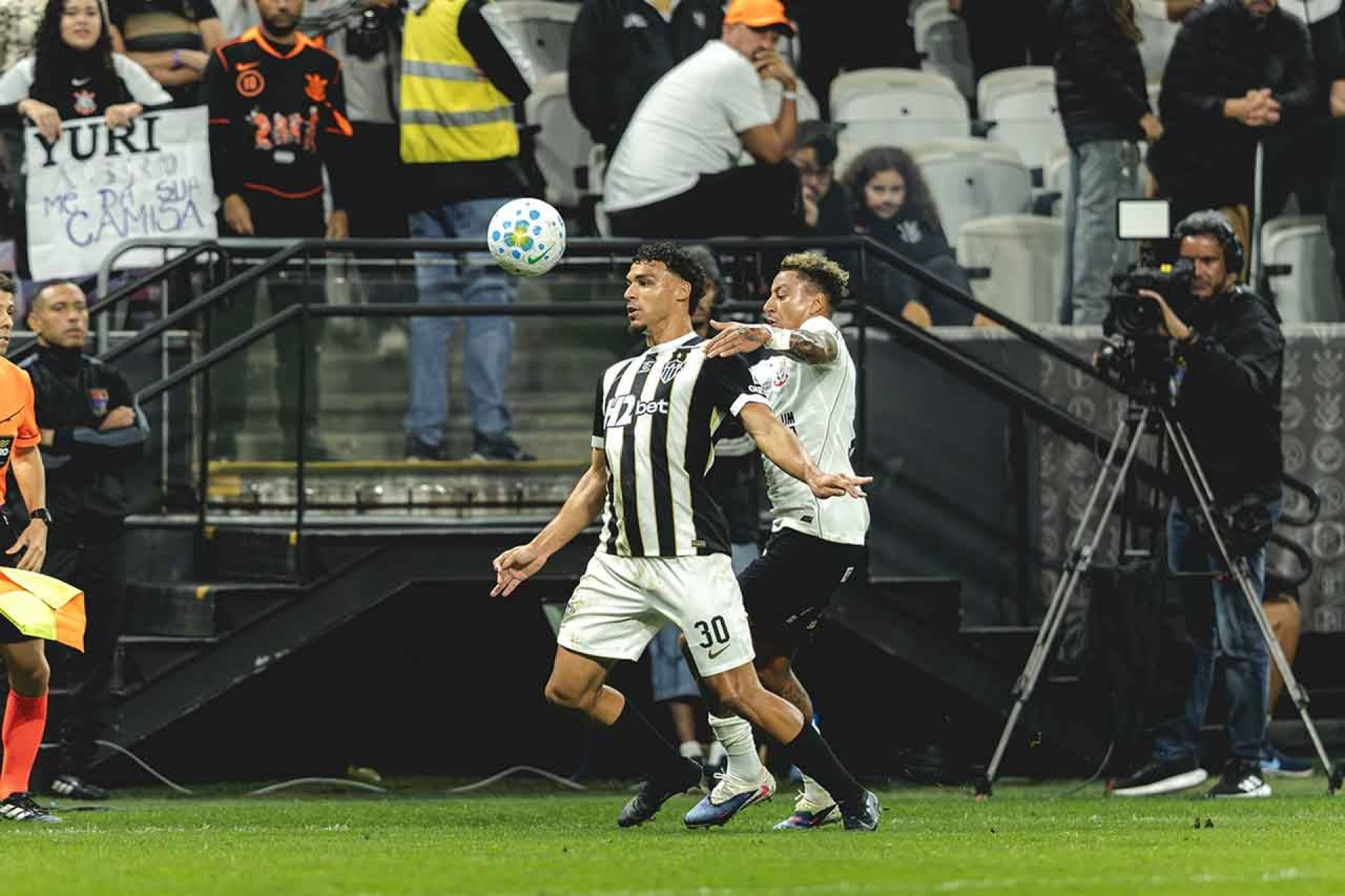 Labyad decide, e Corinthians vence Atl&eacute;tico em volta de Memphis Depay