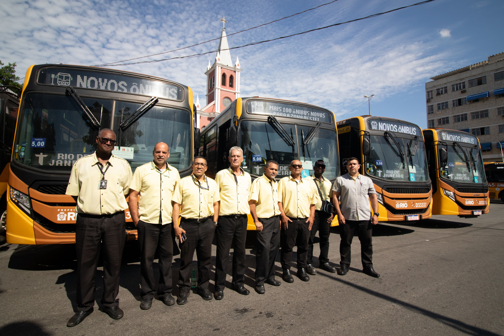 Motoristas estiveram presentes no lançamento dos mais de 100 novos ônibus na Zona Oeste - Érica Martin/Agência O Dia