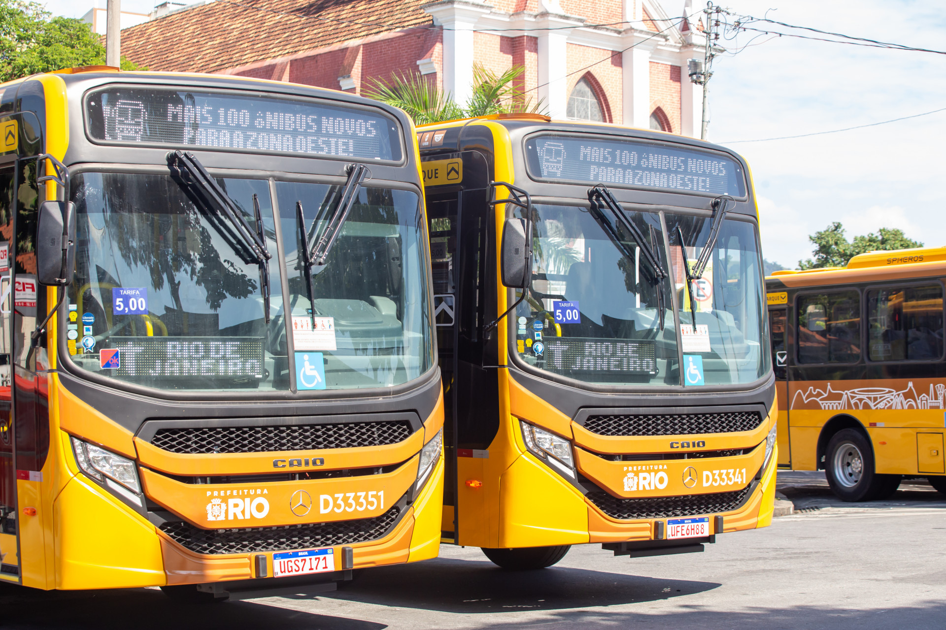 O prefeito do Rio de Janeiro Eduardo Cavalieri apresenta 100 novos ônibus que passam a reforçar a operação na Zona Oeste na manhã deste domingo (24). - Erica Martin/Agencia O Dia