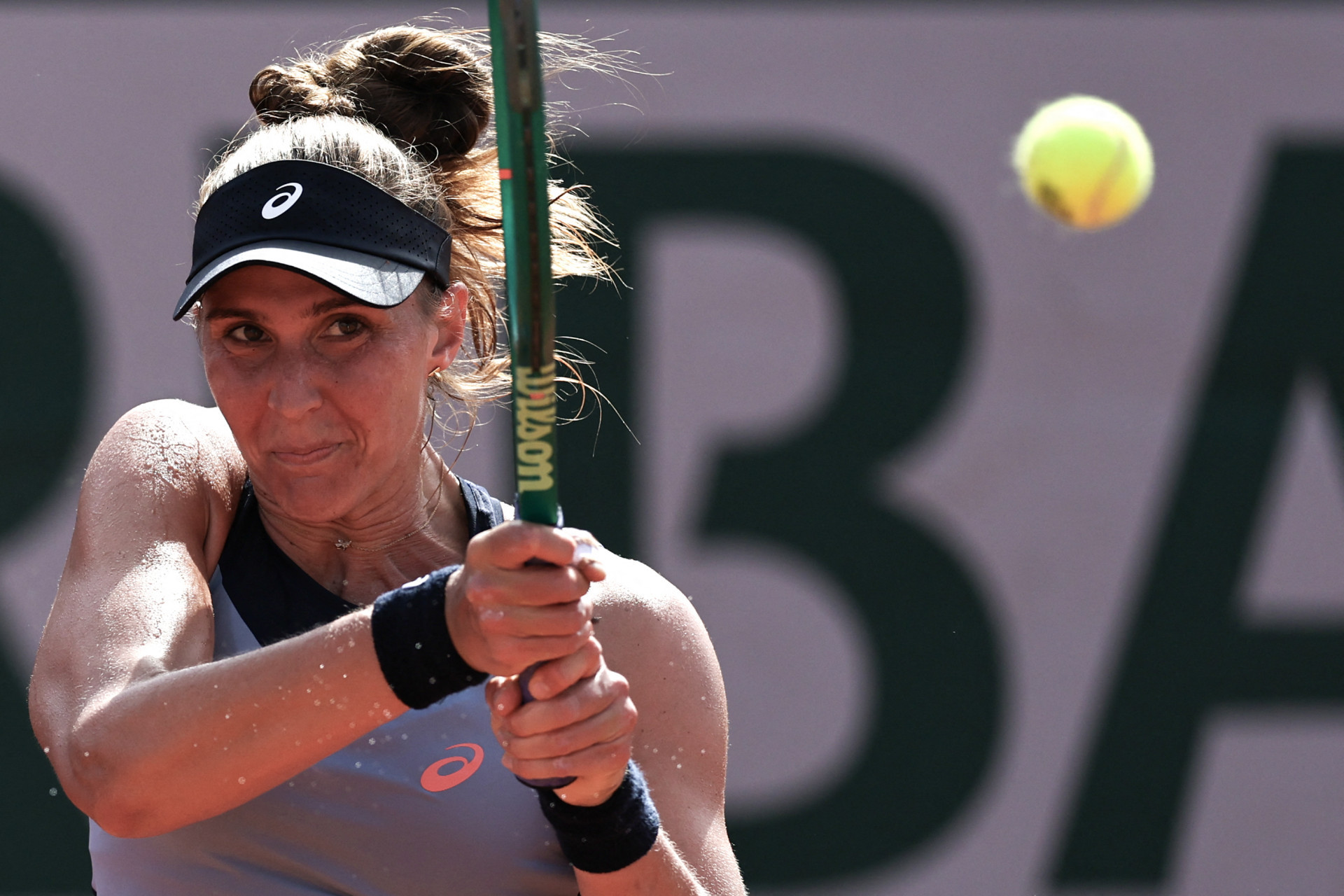 Bia Haddad leva virada, cai na estreia de Roland Garros e segue em péssima fase no ano